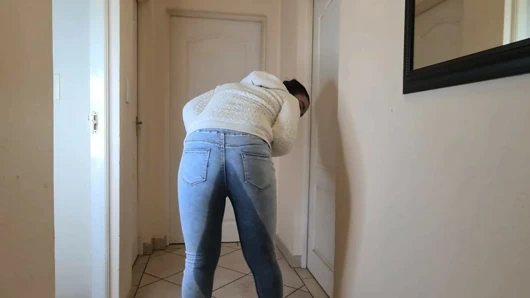 Esmer sürtük umutsuzca işemeye ihtiyacı var, kot pantolonuna işiyor