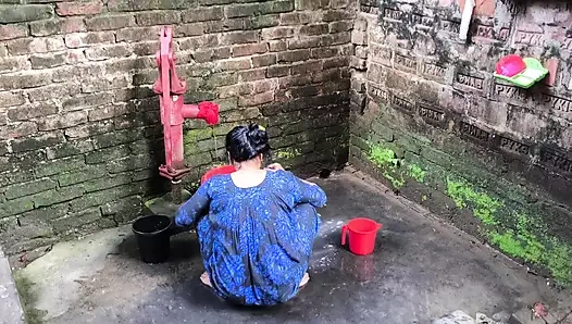 Banyo yaparken teyzemi tuttum ve onu sikmeye başladım