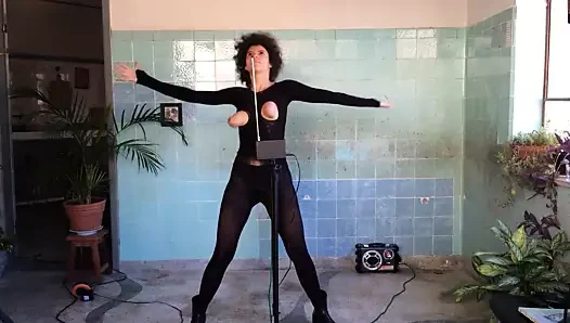 Göğüsleri sallayarak theremin yapmak için müzik 2