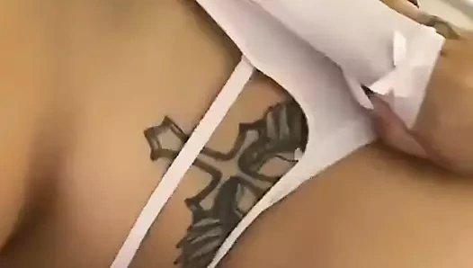 Sarışın uzun tırnak sahte memeler kızdırmak beyaz üst