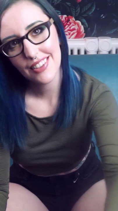 Sıcak Ev Arkadaşın Külotunu Koklarken Yakalıyor - Ceza, CBT, Femdom POV - Miss Faith Rae | Bölüm 1