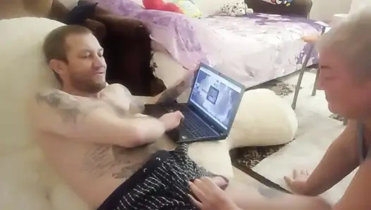 Я играю на компьютере, мне подрочили и отсосали