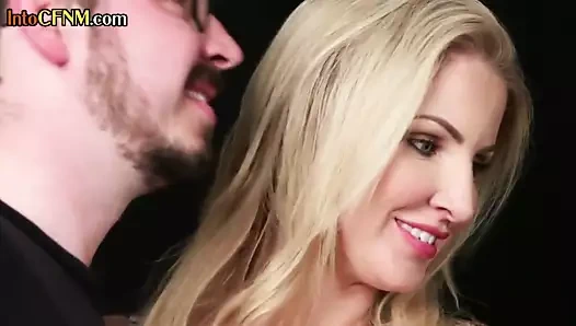 Cfnm bebek üniformalı dominatrix ile bf'nin aletini paylaşıyor