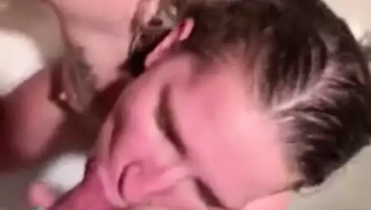 Erkek arkadaşı duş sırasında fahişe yüzüne fışkırtıyor