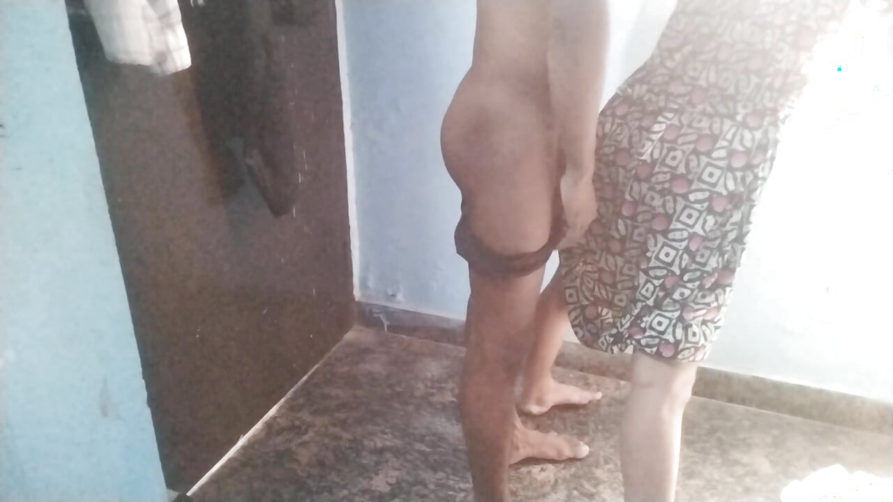 Akele me naukrani ko chod diya gaand me