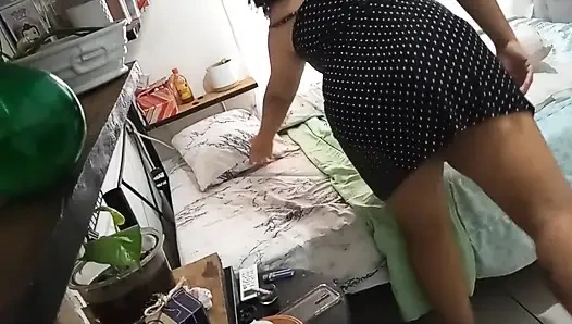 Olgun orta yaşlı seksi kadın odasını temizliyor 1