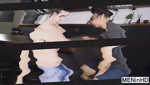 Izaak aziz arkadan delirmek için yarrakını dürtmeyi seviyor