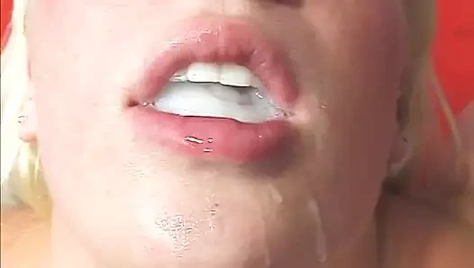 Sarışın fahişe boşalmadan önce götten sikiliyor