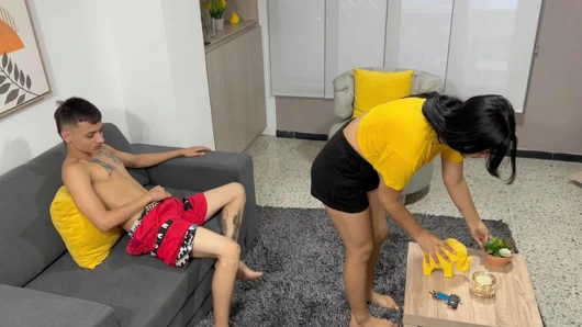 Üvey kız kardeşim evi temizlerken, lezzetli götüyle beni baştan çıkarmaya başlıyor.