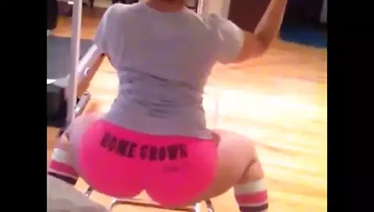 Bir sandalyede büyük ganimet twerk