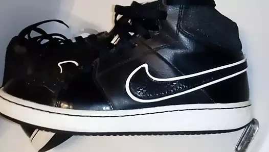 Siyah nike backboard ii wmns üzerinde boşalmak