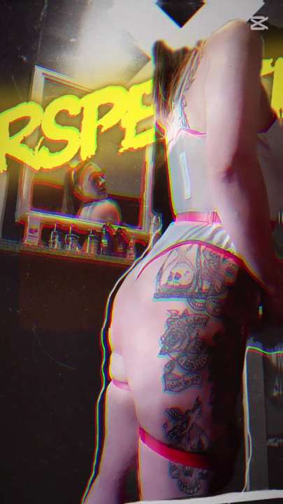 Seksi dövmeli hemşire büyük göt