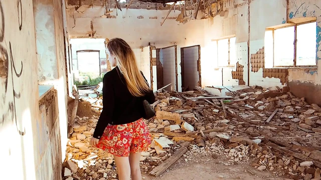 Ariel Ortiz azgın üvey babası için herkesin içinde idrar yapıyor