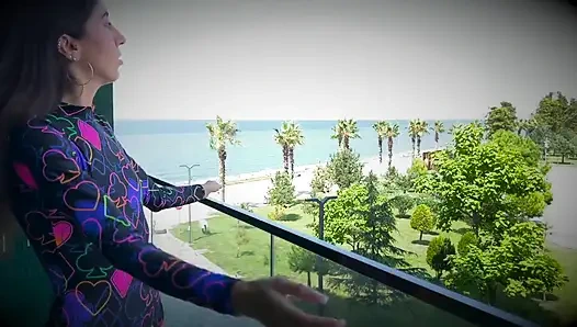 Slutty student çok ustaca üç stud'a servis ediyor - aynı anda iki penisiyle hem vajinasında hem ağzında sikilir