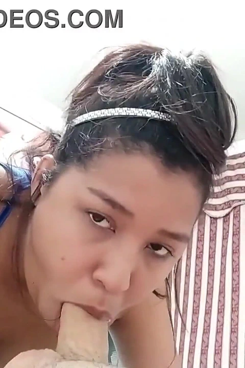 New York Abd'li 18 yaşındaki esmer büyük sarkık memeler üvey erkek kardeşinin büyük yarak şişesini sikiyor