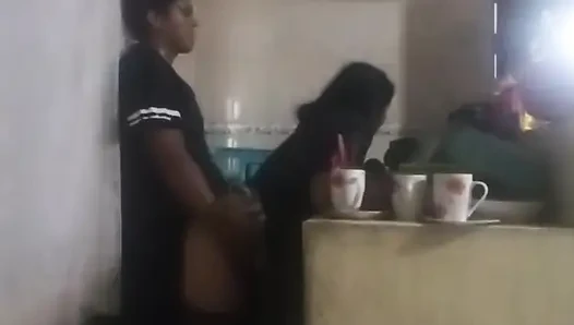 Hizmetçi mutfakta sikiliyor (karım neredeyse bizi buluyor)
