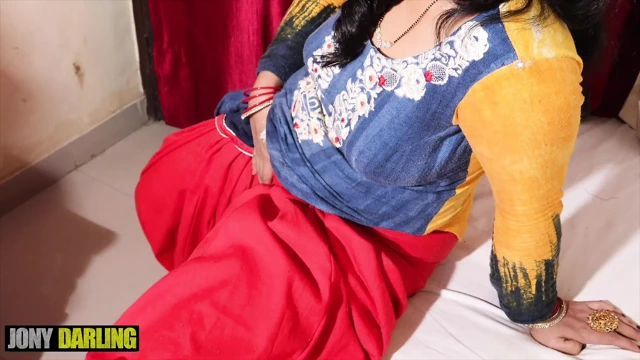 Üvey anne parmaklıyor sonra üvey oğlu odaya geldi ve üvey annesini çok tutkulu sikiyor