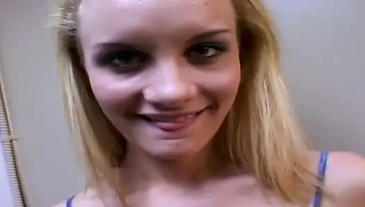 Sarışın sürtüğün amcığı zonklayan yarakla genişliyor