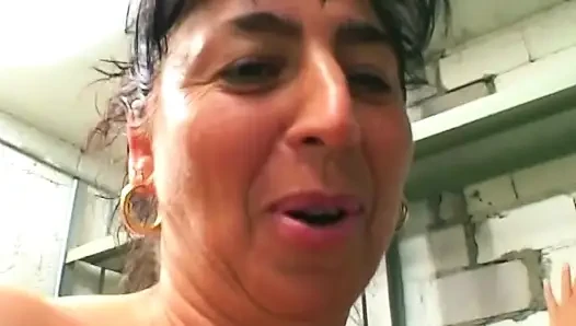 Olgun sürtük ağzı açık amına yumruk sokuyor kalın döl damlıyor