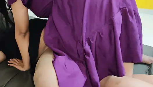 Bu güzel büyük götlü Asyalı kızı sikiyorum ve diğer odada karımla götüne boşalıyorum