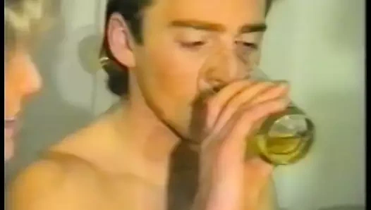 Ateşli tatlı kızlar ıslak amcıklarının derinliklerinde büyük bir direk hissinin tadını çıkarıyor