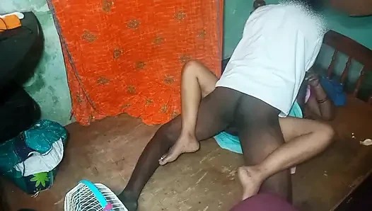 Kerala evli kadın kocasının arkadaşıyla seks yapıyor