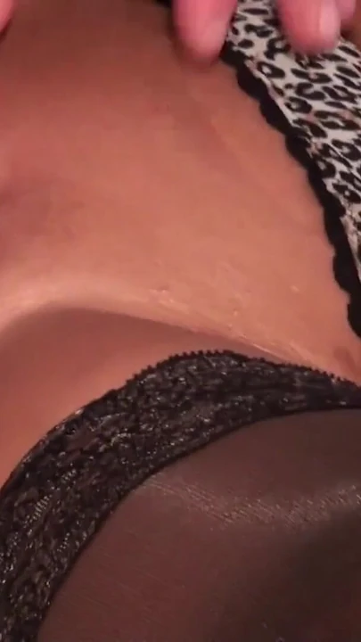 Сногсшибательный момент из "Глубокий анал для немецкой милфы-би, Jenny и Pee Suprise в финале"