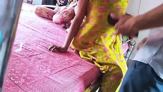 Hintli kız arkadaşını odaya getirdi ve baş aşağı bıraktı