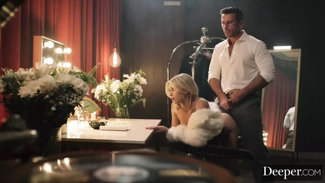 Derin. Utangaç yedek kız Kiara ünlü kız arkadaşı tarafından baştan çıkarılıyor