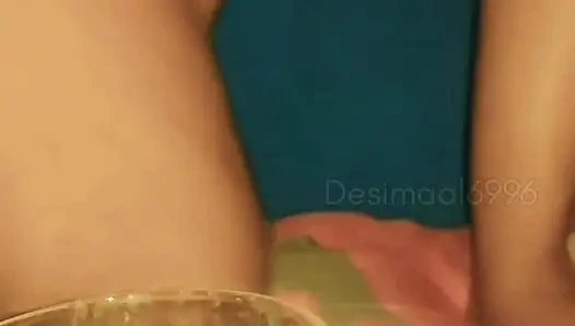 Sidik içen edepsiz fahişe Hintli ile sakso seksinin tadını çıkarıyor