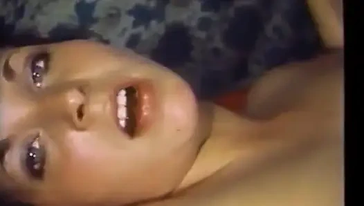 Naylon çoraplı esmer kadın yarak alıyor