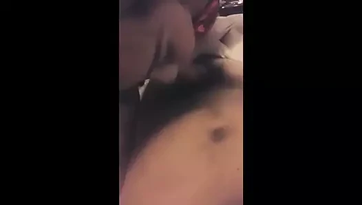 Sevimli ve tatlı küçük asyalı ladyboy saksocu ve al o