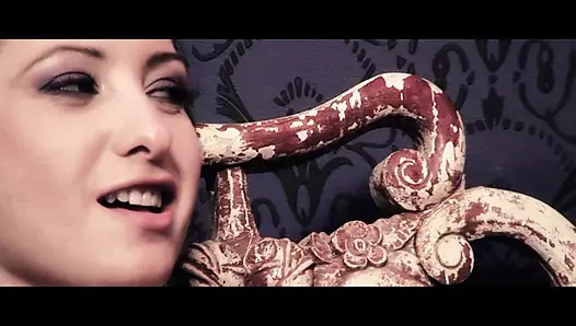 SARıŞıN HATUN BÜYÜK BIR YARAĞı EMIYOR VE SONRA SIKILIYOR VE BOŞALıYOR