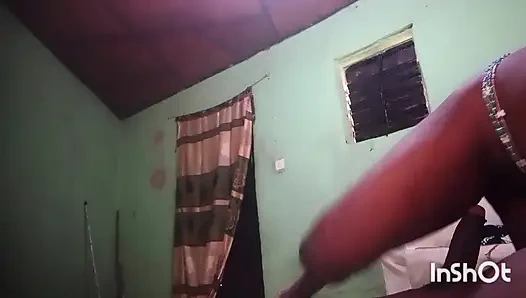 Rose penetrasyondan önce siyah yarağa masaj yapıyor