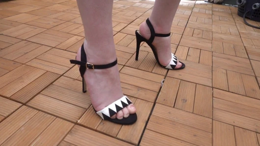 Özensiz yüksek topuklu ayakkabılarla tam çıplak - soğukta eşyalarımı fışkırdıyor