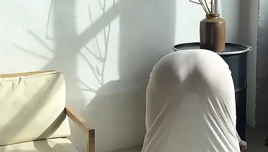 Seksi temizlikçi kadın şeffaf elbise