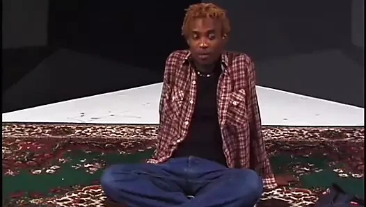 İki yaramaz eşcinsel zenci adam yerde seks yapıyor