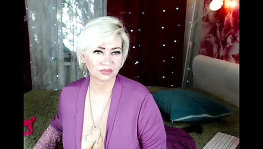 Güzel tombul büyük memeli olgun fahişe ve samimi anal mastürbasyonu .!. ))