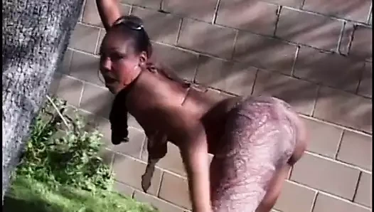 Sıcak memeler ile siyah sürtük alır sıcak ve sert kahrolası itibaren bir züppe