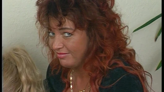 Sarışın hatun ve olgun esmer vahşi üçlü seks eğlencesinde