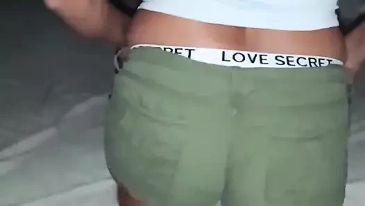 Seksi şortlu ateşli üvey kız kardeş, o göt yanakları aç. Yarağımı yiyebilir misin? -çabuk, Roberto'nun gelmesi uzun sürmeyecek.