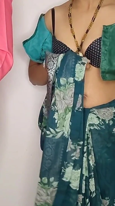 Emotional moment from "Komal ka blouse telar ne dhila sil dia dubara nap le ke silaya"