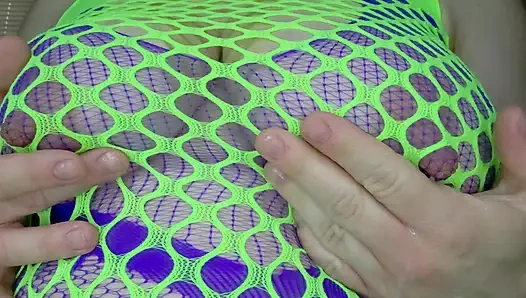 Neon yeşil file orta yaşlı seksi sürtük büyük mavi dildo alıyor - ıslak amcık esnetme ve kremsi orgazm