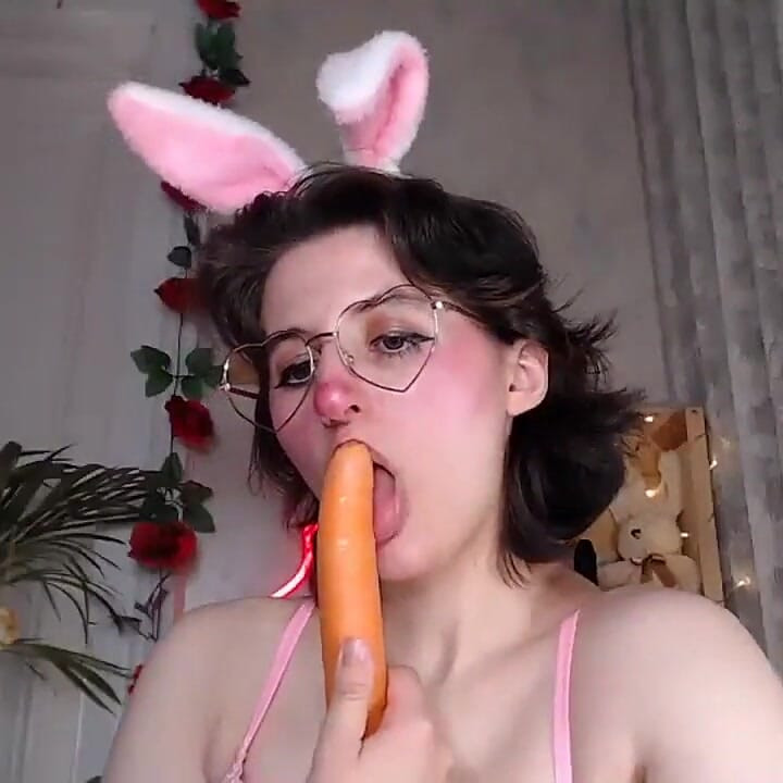 Seksi edepsiz Paskalya kamera gösterisi