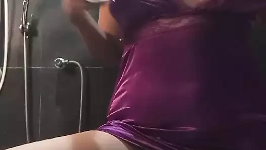 Hintli Yalnız Kız Maskeli Anne güzel büyük göğüsler ve ıslak sulu kedi ile Musterbation