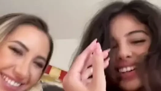 Esmer mia ve sarışın sevimli bir kız