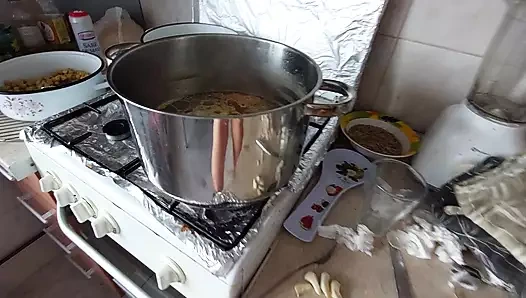 Amatör karısı mutfakta kahvaltı hazırlıyor. Seksi latin mutfakta çıplak