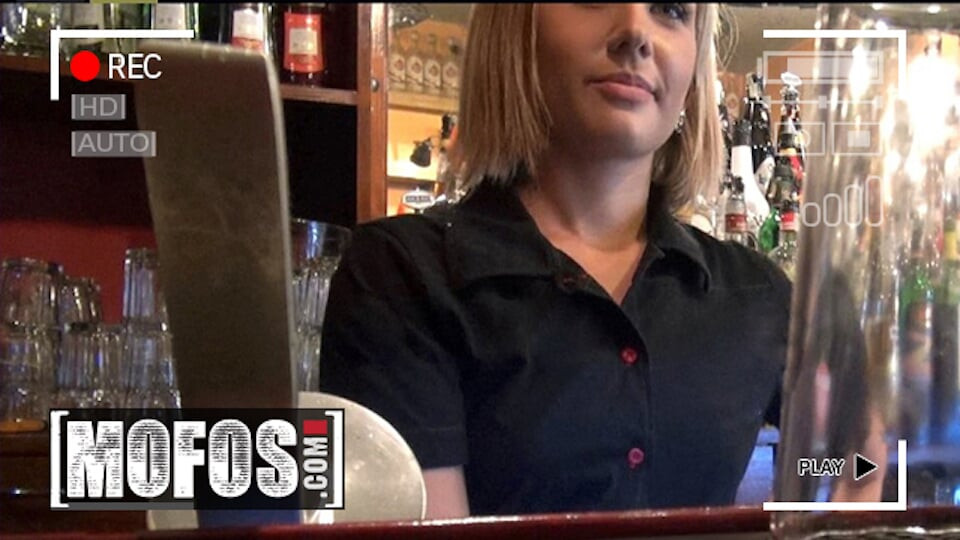 Mofos - barmen Rihanna Samuel barın arkasında bir müşteriden sikişiyor ve dağınık bir şekilde boşalıyor