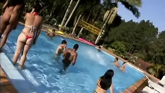 Muhteşem latin havuz partisinde götünü siktiriyor