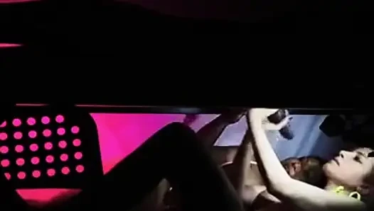 Krystal ve Kyla sağım masasında büyük siyah bir yarağı çifte sikiyor